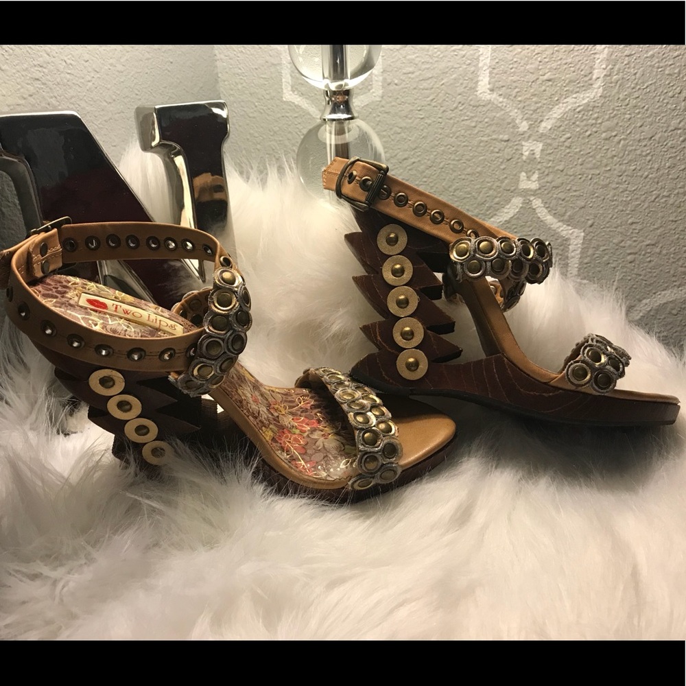 Two lips Jaggy cutout wedges sz 8.5